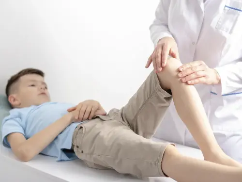 ¿Qué es la Sinovitis transitoria de cadera y por qué se presenta en los niños a temprana edad?