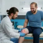 Desgaste de rodilla: causas, síntomas y tratamiento conservador antes de considerar una cirugía
